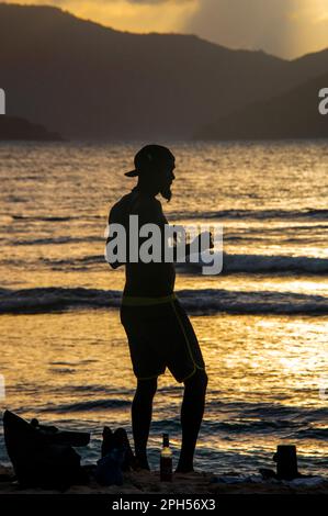 Silhouette des Einheimischen Anse Severe Beach La Digue Island Seychellen Stockfoto