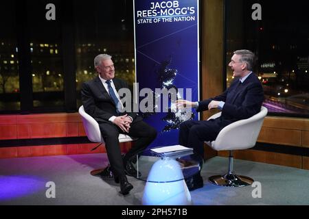 Aktenfoto vom 27. Oktober 02/23 des stellvertretenden Vorsitzenden der Konservativen Partei Lee Anderson (links), der mit Jacob Rees-Mogg im Studio bei GB News während Rees-Moggs Show Jacob Rees-Moggs State of the Nation spricht. Die Einstellung von MPS als Referenten auf verschiedenen Medienkanälen ist „sehr besorgniserregend“, sagte Schattenkulturministerin Lucy Powell und fügte hinzu, dass Ofcom sich mit diesen Themen befassen sollte. Ausgabedatum: Sonntag, 26. März 2023. Stockfoto