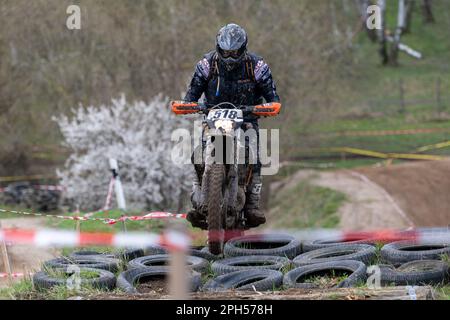 Dahlen, Deutschland. 26. März 2023. Motorsport: Rund um Dahlen, Internationale deutsche Enduro-Meisterschaft: Christian Wallborn aus Deutschland während des DMSB Enduro Cup E3B auf der Rennstrecke in Aktion. Kredit: Daniel Schäfer/dpa/Alamy Live News Stockfoto