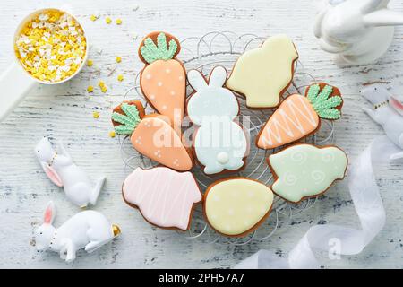 Zu Ostern hausgemachte Lebkuchenkaninchen, Karotten, Hühner und Eier-Gebäck. Festliches Weihnachtskonzept mit süßen Speisen. Osterbäckerei oder Dekorationsidee. Stockfoto