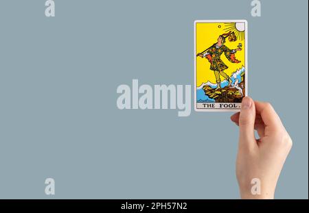 Der Narr, die Tarotkarte in der Hand. Bannerhintergrund mit Kopierbereich für Text. Stockfoto