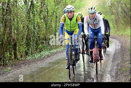 Wevelgem, Belgien. 26. März 2023. Das Reiterpaket, das während des Männer-Radrennen Gent-Wevelgem - in Flanders Fields, 260, 9 km von Ieper nach Wevelgem, Sonntag, den 26. März 2023, in Aktion gezeigt wurde. BELGA PHOTO DIRK WAEM Credit: Belga News Agency/Alamy Live News Stockfoto