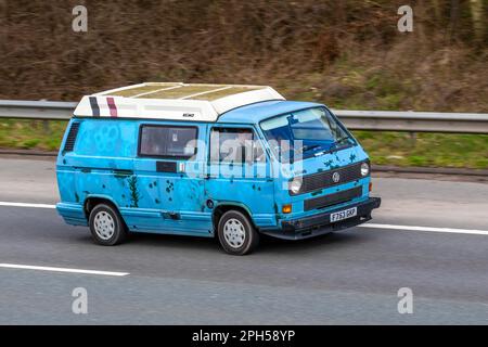 1989 80s Achtziger blauer VW VOLKSWAGEN TRANSPORTER DBL CAB 57PS 1715cc Kombi Fensterbus mit REIMO VW T5 T6 Pop-Top-Hochdach. Stockfoto