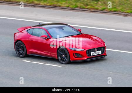 2022 Rot JAGUAR F-TYPE R-DYNAMIC Black AWD A V8 5000cc 8-Gang-Automatikgetriebe; Fahren auf der Autobahn M61, Großbritannien Stockfoto