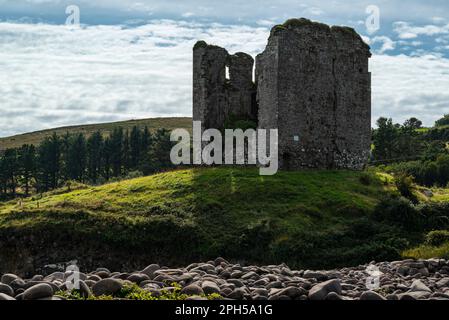 Riesige Ruinen von Minard Castle, Dingle Halbinsel, County Kerry, Irland Stockfoto