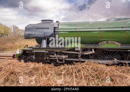Die Dampflokomotive Flying Scotsman im Centenary Year führt durch Lancashire und Yorkshire zum National Railway Museum in York. Stockfoto