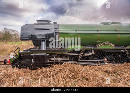 Die Dampflokomotive Flying Scotsman im Centenary Year führt durch Lancashire und Yorkshire zum National Railway Museum in York. Stockfoto