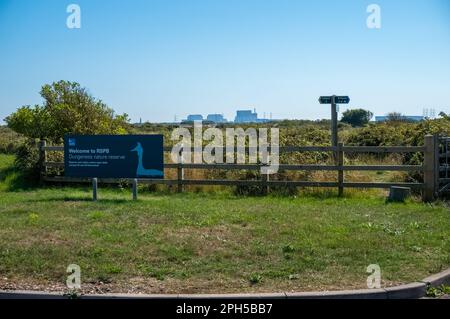 Eintritt zum RSPB-Naturschutzgebiet mit Kernkraftwerken in der Ferne, Dungeness, Kent, Großbritannien Stockfoto