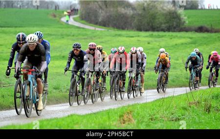 Wevelgem, Belgien. 26. März 2023. Das Reiterpaket, das während des Männer-Radrennen Gent-Wevelgem - in Flanders Fields, 260, 9 km von Ieper nach Wevelgem, Sonntag, den 26. März 2023, in Aktion gezeigt wurde. BELGA PHOTO DIRK WAEM Credit: Belga News Agency/Alamy Live News Stockfoto