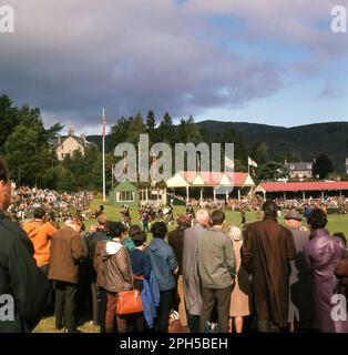 1960er, historisch, ein Blick auf Zuschauer, die die Highland Games in Braemar, Highland, Schottland, Großbritannien, sehen. Regenmäntel und Anaroks die Kleidung des Tages. Auch bekannt als Braemer Gathering, sind die Spiele die meistbesuchten Highland-Spiele in Schottland. Stockfoto