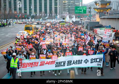 Anti-Japan- und Anti-Yoon-Suk-Yeol-Protest, 18. März 2023 : Südkoreaner beteiligen sich an einem Anti-Japan- und Anti-Yoon-Suk-Yeol-Protest nahe der japanischen Botschaft in Seoul, Südkorea. Zehntausende Südkoreaner haben demonstriert, dass sie den südkoreanischen Präsidenten Yoon auf seinem Gipfeltreffen im März 16 mit dem japanischen Ministerpräsidenten Fumio Kishida, auf dem sie bestanden, verurteilten, was für die südkoreanische Geschichte und die Menschen demütigend war. Die Streikposten lesen: "Yoon Suk-Yeol zurücktreten!" Und "organisiere eine Sonderstaatsanwaltschaft, um Kim Keon-Hee zu untersuchen!" Auf dem Plakat steht:" Wir können Yoon Suk-Yeol nicht billigen, der ein japanischer Verräter ist Stockfoto