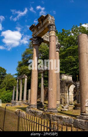 Ruinen von Leptis Magna Roman, Virginia Water, Surrey, Großbritannien Stockfoto