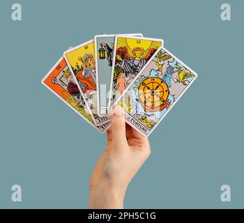 Hand haltende Tarotkarten, Major Arcana. Wahrsagerei, Wahrnehmungskonzept. Stockfoto