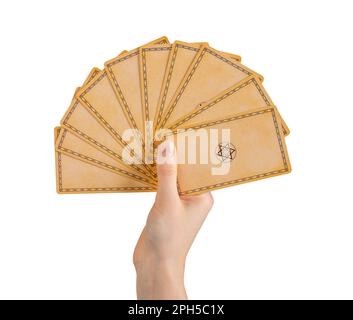 Handgehaltene Tarotkarten mit Rückansicht, Design auf der Rückseite isoliert auf weißem Hintergrund. Stockfoto