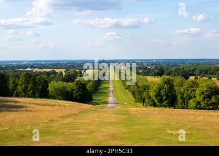 Blick vom Snow Hill den langen Spaziergang hinunter zum Windsor Castle, Berkshire, Großbritannien Stockfoto