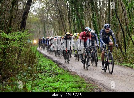 Wevelgem, Belgien. 26. März 2023. Das Reiterpaket, das während des Männer-Radrennen Gent-Wevelgem - in Flanders Fields, 260, 9 km von Ieper nach Wevelgem, Sonntag, den 26. März 2023, in Aktion gezeigt wurde. BELGA PHOTO DIRK WAEM Credit: Belga News Agency/Alamy Live News Stockfoto