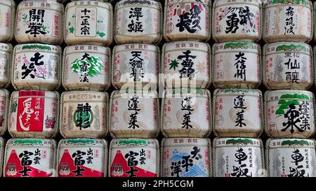 Tokio, Japan - 10.26.2019 Uhr: Vorderansicht einer Wand aus Sake-Fässern, japanischer Reiswein, auf der Südseite des Meiji-Schreins Stockfoto