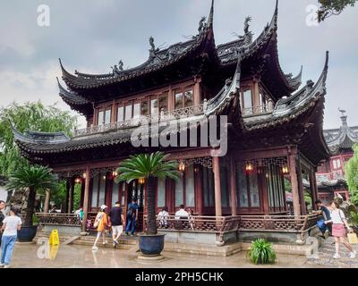Shanghai, China - 24. Juli 2019: Ein Pavillon im traditionellen chinesischen Architekturstil im Yuyuan-Garten, an dem Touristen vorbeigehen und hineingehen Stockfoto