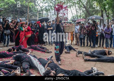 Die Prachyanat School of Acting and Design Artists wurden während einer Aufführung von Lal Jatra (Rote Prozession) auf dem Campus der Universität Dhaka gesehen. Die Prachyanat School of Acting and Design hielt eine Prozession von Lal Jatra (Rote Prozession) ab, um an den Völkermord der pakistanischen Armee am 25. März 1971 in Dhaka, Bangladesch am 25. März 2023 zu erinnern. In dieser schwarzen Nacht in der nationalen Geschichte starteten die pakistanischen Militärherrscher die "Operation Searchlight", die allein in dieser Nacht Tausende Menschen tötete. Als Teil der Operation rollten Panzer aus dem Kantonment von Dhaka und eine schlafende Stadt wachte auf und wurde zu den Klappern aufgewacht Stockfoto