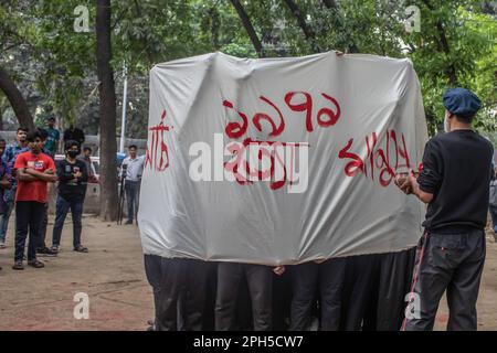 Die Prachyanat School of Acting and Design Artists wurden während einer Aufführung von Lal Jatra (Rote Prozession) auf dem Campus der Universität Dhaka gesehen. Die Prachyanat School of Acting and Design hielt eine Prozession von Lal Jatra (Rote Prozession) ab, um an den Völkermord der pakistanischen Armee am 25. März 1971 in Dhaka, Bangladesch am 25. März 2023 zu erinnern. In dieser schwarzen Nacht in der nationalen Geschichte starteten die pakistanischen Militärherrscher die "Operation Searchlight", die allein in dieser Nacht Tausende Menschen tötete. Als Teil der Operation rollten Panzer aus dem Kantonment von Dhaka und eine schlafende Stadt wachte auf und wurde zu den Klappern aufgewacht Stockfoto