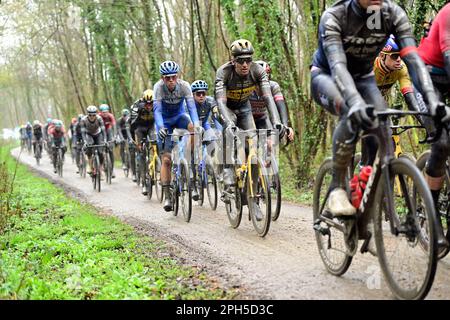 Wevelgem, Belgien. 26. März 2023. Das Reiterpaket, das während des Männer-Radrennen Gent-Wevelgem - in Flanders Fields, 260, 9 km von Ieper nach Wevelgem, Sonntag, den 26. März 2023, in Aktion gezeigt wurde. BELGA PHOTO DIRK WAEM Credit: Belga News Agency/Alamy Live News Stockfoto