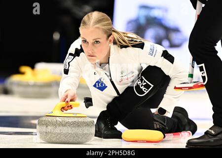 Sandviken, Schweden. 26. März 2023. Briar Schwaller-Huerlimann, Schweiz, in Aktion während des Spiels zwischen Norwegen und Switzerlan während des Goldmedaillenspiels der LGT World Women's Curling Championship in der Goransson Arena in Sandviken, Schweden, am 26. März 2023. Foto: Jonas Ekstromer/TT/Code 10030 Kredit: TT News Agency/Alamy Live News Stockfoto