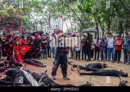 Die Prachyanat School of Acting and Design Artists wurden während einer Aufführung von Lal Jatra (Rote Prozession) auf dem Campus der Universität Dhaka gesehen. Die Prachyanat School of Acting and Design hielt eine Prozession von Lal Jatra (Rote Prozession) ab, um an den Völkermord der pakistanischen Armee am 25. März 1971 in Dhaka, Bangladesch am 25. März 2023 zu erinnern. In dieser schwarzen Nacht in der nationalen Geschichte starteten die pakistanischen Militärherrscher die "Operation Searchlight", die allein in dieser Nacht Tausende Menschen tötete. Als Teil der Operation rollten Panzer aus dem Kantonment von Dhaka und eine schlafende Stadt wachte auf und wurde zu den Klappern aufgewacht Stockfoto