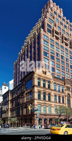 Beekman Regent, volle Höhe: Die Basis ist die ehemalige New Yorker öffentliche Schule 35; die Wohnungen wachsen über uns. Der 1893-Meilenstein wurde 2002 umgewandelt. Stockfoto