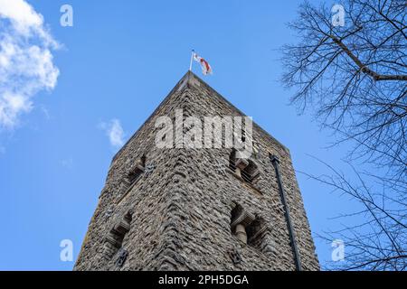 Der Saxon Tower in der Cornmarket Street gegen einen blauen Himmel in Oxford, Oxfordshire, Vereinigtes Königreich, am 25. März 2023 Stockfoto
