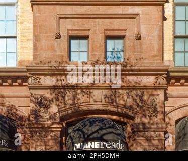 Beekman-Regenten-Einheit. Die romanische Fassade der NYC Public School 35 wurde bei der Umwandlung in einen Condominium Tower im Jahr 2002 erhalten. Stockfoto