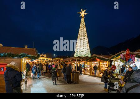 Der schöne und farbenfrohe Innsbrucker Weihnachtsmarkt in Österreich. Stockfoto