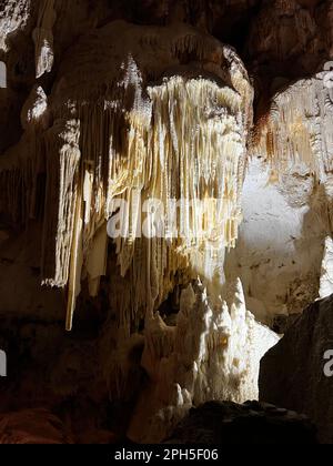 Grotte di Frasassi Karst Höhle mit Stalaktiten und Stalagmiten in Genga, Marche, Italien. Kalksteinformationen, Natürliche Schönheit Stockfoto