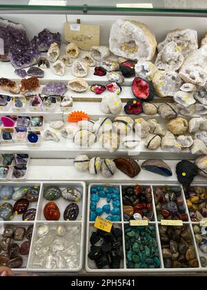 Minerals and Fossils Shopping. Farbenfrohe Felsen und Mineralien werden im Souvenir Shop ausgestellt Stockfoto
