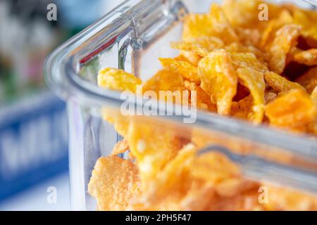 Nahaufnahme der täglichen Frühstückszerealien in einem Glas. Cornflakes in einem Glas Stockfoto