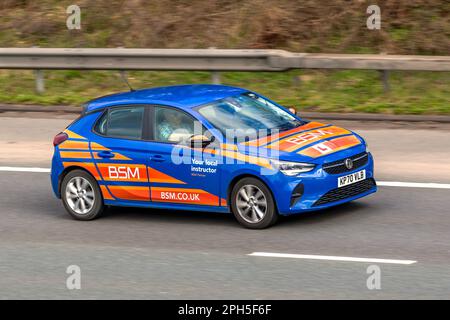 2020 Blue Orange BSM lokaler Fahrlehrer VAUXHALL CORSA SE NAV ELITE 1198cc 6-Gang-Schaltgetriebe; Fahrt auf der Autobahn M61 UK Stockfoto