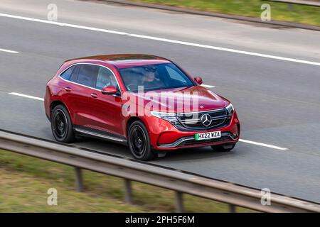 2022 Red MERCEDES BENZ EQC 400 AMG LINE PREMIUM + 4M 4 MATIC Electricity 1-Gang Automatik; Fahrt auf der Autobahn M61 UK Stockfoto