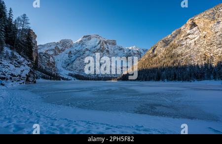 Ein kalter Wintermorgen an einem verschneiten und vereisten Lake Braies, Provinz Bozen, Trentino Alto Adige, Italien. Stockfoto