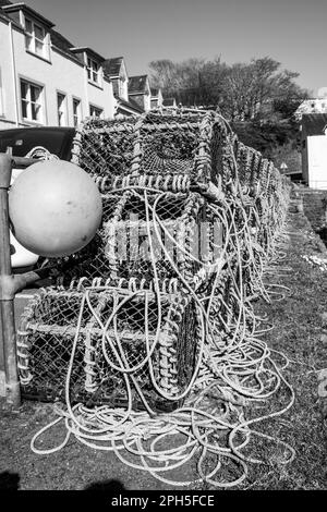 Ein Stapel Krabbenfallen und Seile am Kai von Portree auf der Isle of Skye Stockfoto