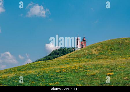 Banska Stiavnica, Slowakei - 14. August 2021: Wunderschöner Blick auf Calvary Banská Štiavnica auf dem Hügel - Barockarchitektur Landschaftsdenkmal c Stockfoto