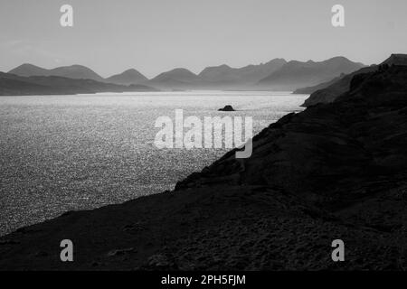 Schwarz-weiße Meereslandschaft zum Klang von Raasay von der Isle of Sky, Schottland Stockfoto