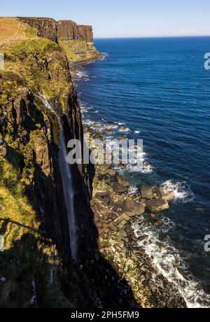 Mealt Falls, mit Kilt Rock im Hintergrund an einem klaren, sonnigen Tag auf der Isle of Skye Stockfoto