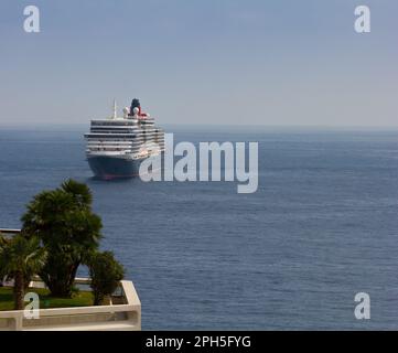 Cunard Liner Queen Elizabeth ankerte vor Monaco, Monte Carlo Stockfoto