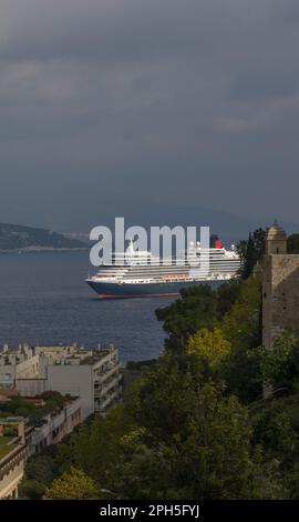 Cunard Liner Queen Elizabeth ankerte vor Monaco, Monte Carlo Stockfoto