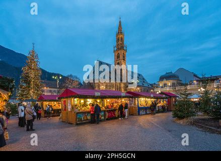 Die wunderschöne Stadt Bozen am Abend während der Weihnachtszeit. Dezember-15-2022 Stockfoto