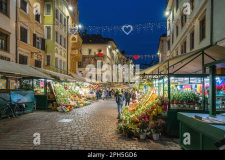 Die wunderschöne Stadt Bozen am Abend während der Weihnachtszeit. Dezember-15-2022 Stockfoto