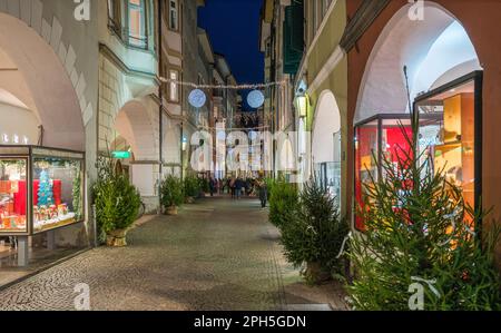 Die wunderschöne Stadt Bozen am Abend während der Weihnachtszeit. Dezember-15-2022 Stockfoto