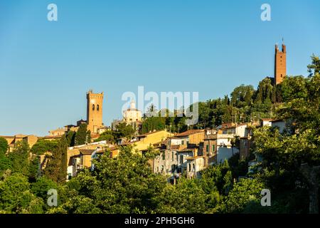 Überblick über das Dorf San Miniato mit Federicos Turm und Kathedrale entlang der Via Francigena von Lucca nach Siena, Toskana, Italien - Europa Stockfoto