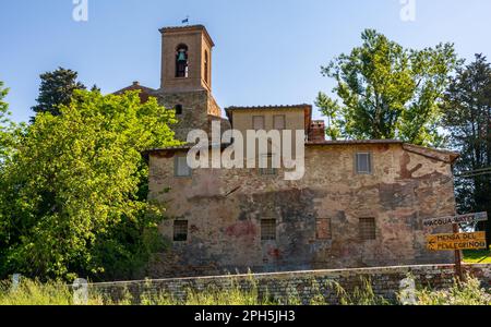 Der Sieg von Santi Pietro e Paolo in Coiano. Ein romanisches Gebäude an einer der Straßen der Via Francigena, Castelfiorentino, Firenze Stockfoto