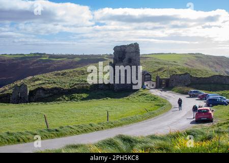 18. März 2023 die Ruinen von Old Head Castle und Mauern auf der Old Head Halbinsel südlich von Kinsale in der Grafschaft Cork Irland Stockfoto