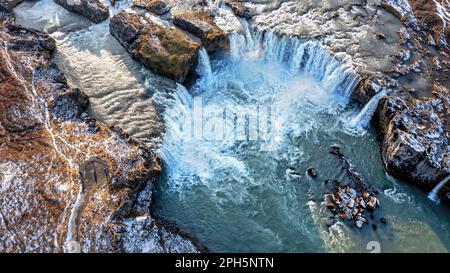 Godafoss-Wasserfall mit Blick auf die Drohne. Einer der spektakulärsten Wasserfälle in Island mit einer Hufeisenlänge von über 30 Metern. Kleines Unidentifiab Stockfoto